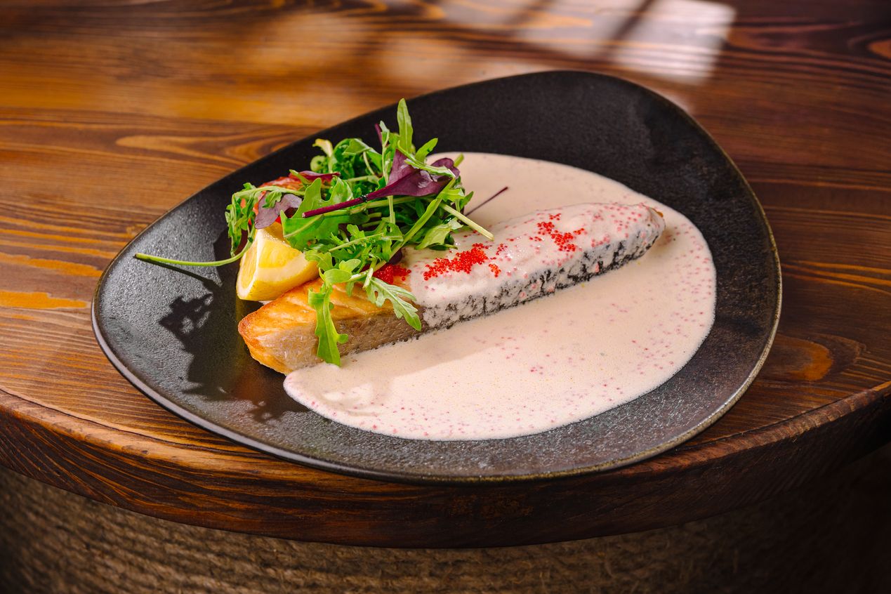 фото-Стейк из семги в сливочно-икорном соусе 